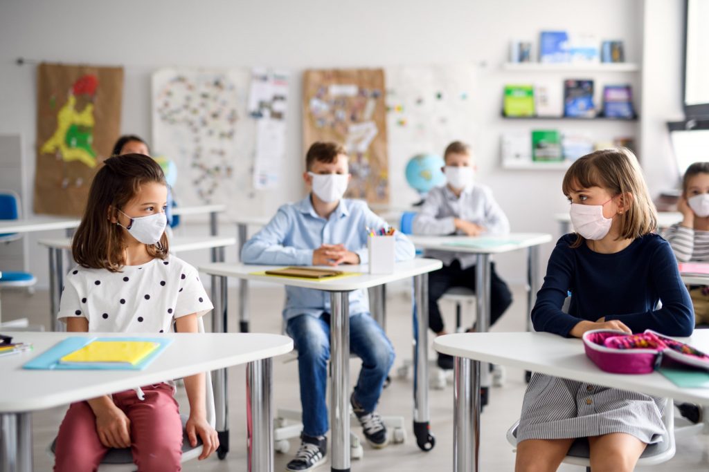 Enfants portant des masques en classe